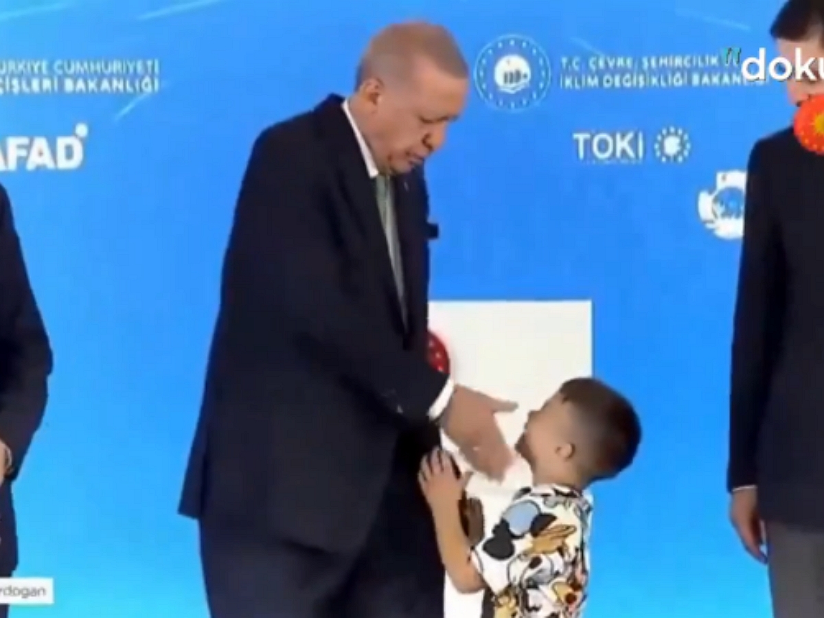 Эрдоган дал пощечину ребенку, отказавшемуся поцеловать ему руку