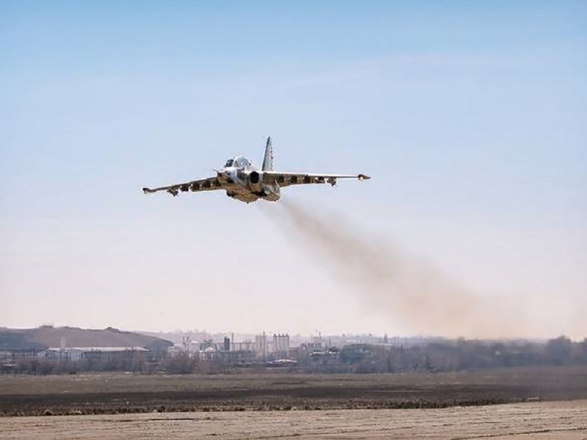 В Грузии во время учений разбился военный самолет Су-25, пилот погиб