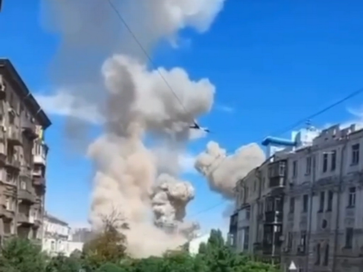 Прилет шести крылатых ракет Х-101 подряд по заводу «Артем» в Киеве сняли на видео