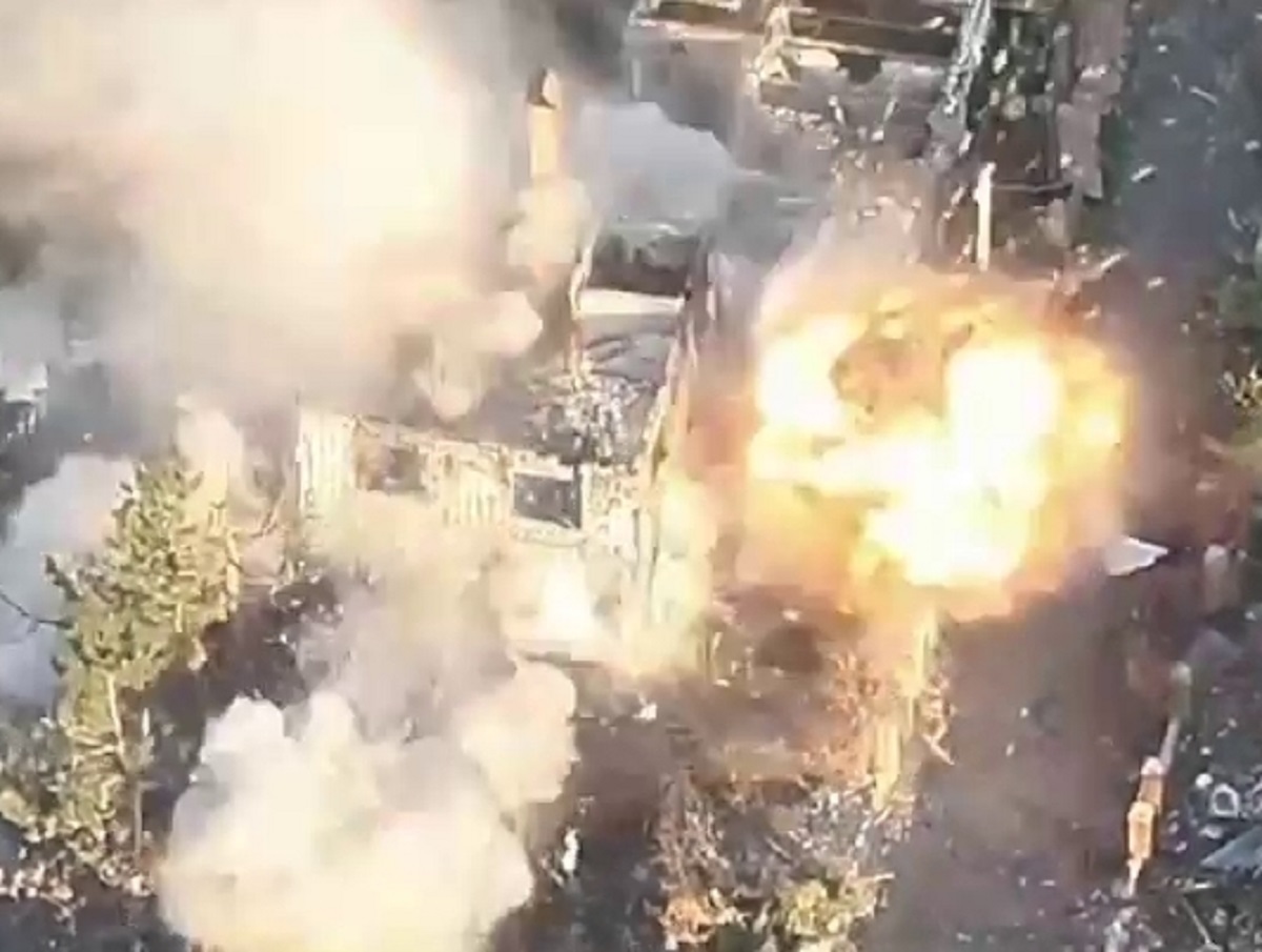 Штурмовик ВС РФ одним броском 10-килограммовой мины ТМ-62 уничтожил здание ВСУ