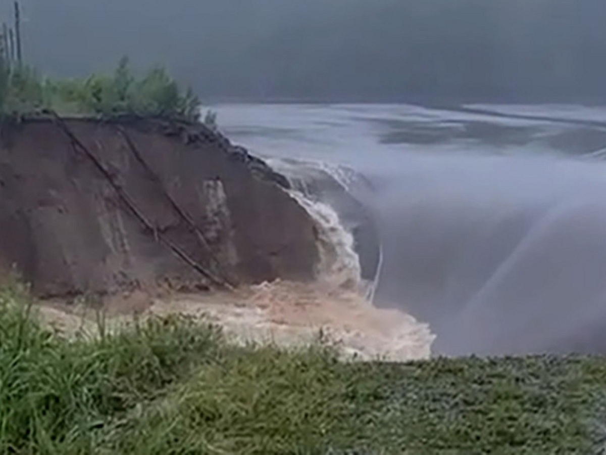 Прорыв дамбы на Киалимском водохранилище под Челябинском: близлежащие 4 села затоплены