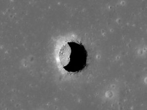 Пещера на Луне