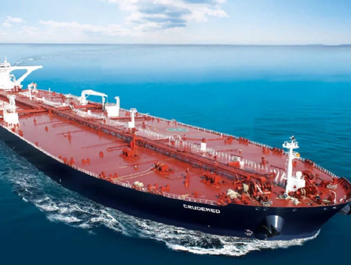 Bloomberg: десятки танкеров простаивают во всем мире без российской нефти