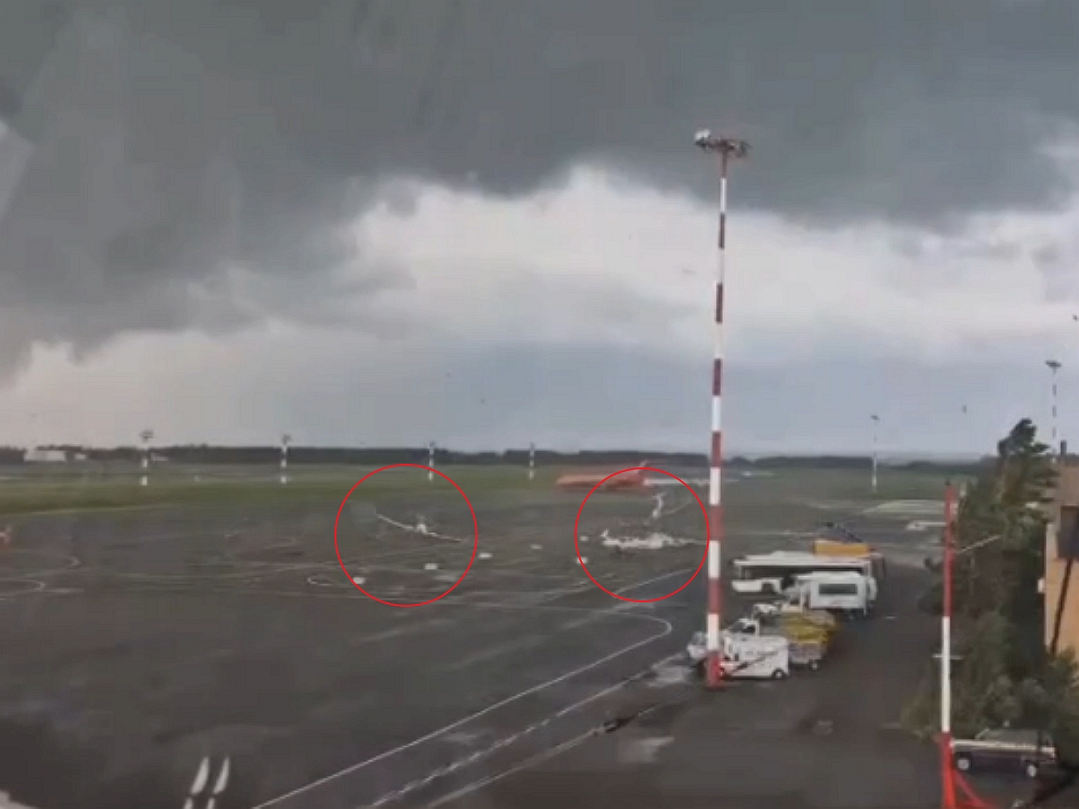 Опубликовано видео смерча, раскидавшего самолеты и вертолет в Татарстане