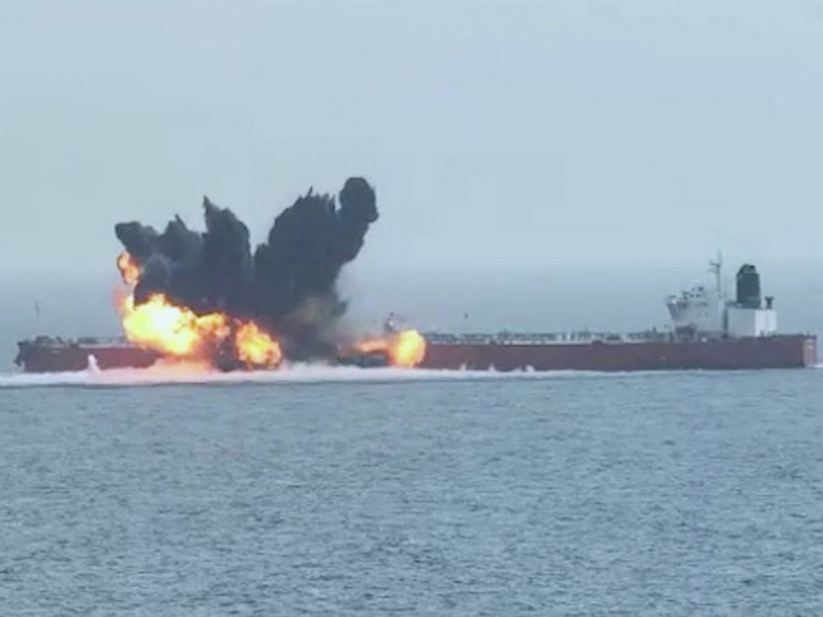 хуситы показали, как атаковали танкер с российской нефтью