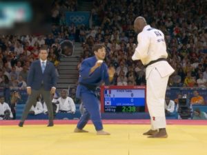 «Самый неравный бой»: на Олимпиаде маленького корейца выставили в бою против гиганта