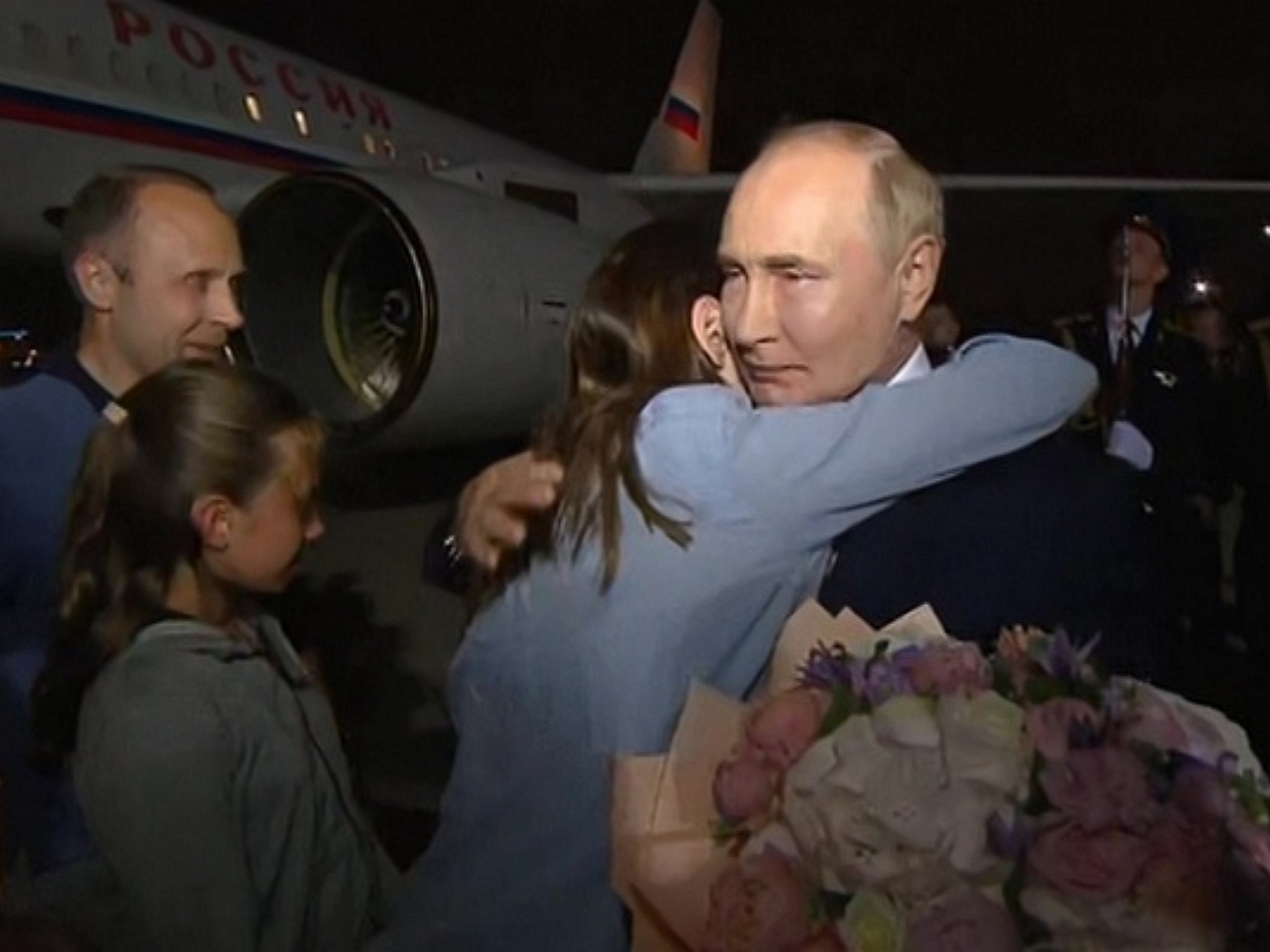 Путин лично встречал обмененных россиян во Внуково как героев