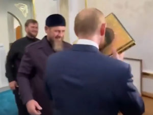 Путин целует Коран Кадыров