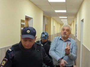 Глава узбекского землячества Усман Баратов* получил 4 года за пост про петухов