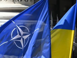 Le Monde: США готовы пригласить Украину в НАТО в случае победы Харрис