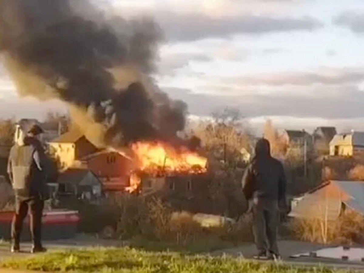 При атаке БПЛА ВСУ в Подмосковье пострадала женщина: два дома загорелись